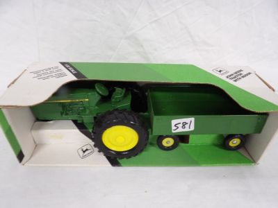 JD TRACTOR W WAGON. 1-32 SCALE W BOX