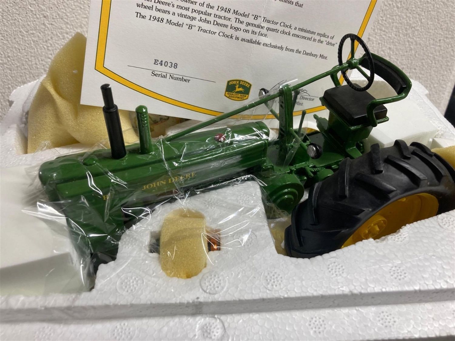 Lot 158 JOHN DEERE MODEL B DANBURY MINT TRACTOR DESK CLOCK Atlee
