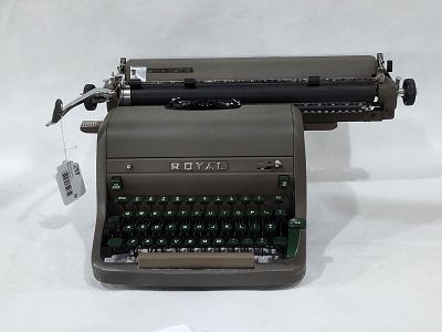 Royal Vintage Typewriter. Appears to be working as it should. No model number was found. 21x15x9