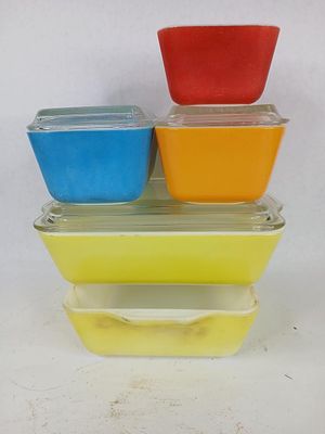6 pyrex primary colors refrigerator dishes. 3 have lids all are free of chips or cracks