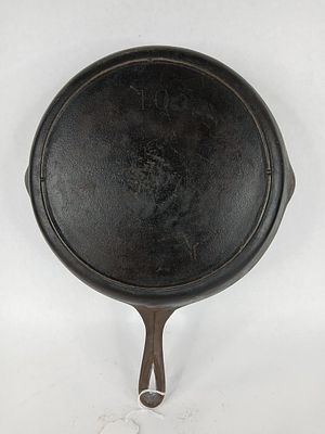 Unmarked no 10 cast iron skillet w/ heat ring. rust free