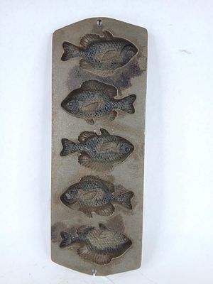 Unique Lodge cast iron fish cornbread pan. 5pp2