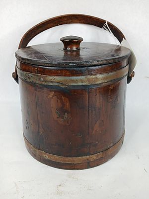 Primitive wooden firkin bucket w/lid. 8.5 x7.5