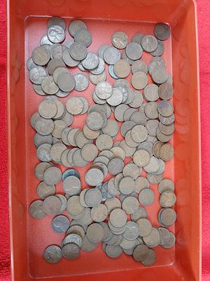 200 unsorted wheat pennies. .