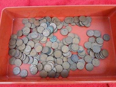 200 unsorted wheat pennies. .