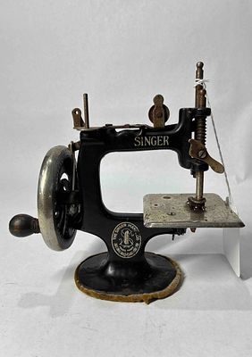 Singer Childs Size Sewing Machine. No number found. Gears turn but sometimes slips. Minor 