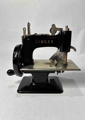 Singer Childs Sewing Machine. 29964. All gears move as they should. 7x6.5x3