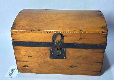 Salesman Sample MM Secor Dome Top Trunk. Racine, Wis. Advertising tag shows to inside trunk lid. 