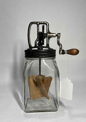 Dazey No.20 glass butter churn. Gears are stuck. 12in tall.