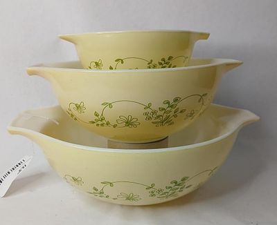 Pyrex Shenandoah Cinderella Mixing Bowl Set. 3 bowls, all are in good condition