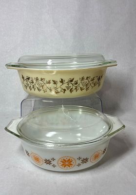 Pyrex Grapevine and Town & Country Pyrex Casserole Dishes. Both with glass lids. Smaller dish 