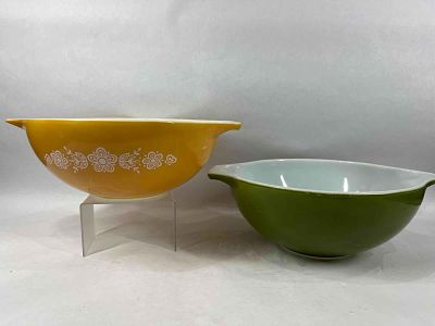 Crazy Daisy & Green Pyrex Cinderella Mixing Bowls. Each is in good clean condition with no chips 