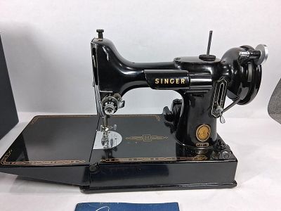 Singer featherweight sewing machine. Sewing machine is in great clean condition and case is 