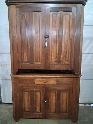 Early Sq Nailed Paneled Door Corner Cupboard. Nice clean 2pc blind door corner cupboard in great 