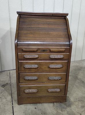 Early 1900s Unusual Oak Roll Top Typewriter Desk. Interior top pulls out for work surface. 
