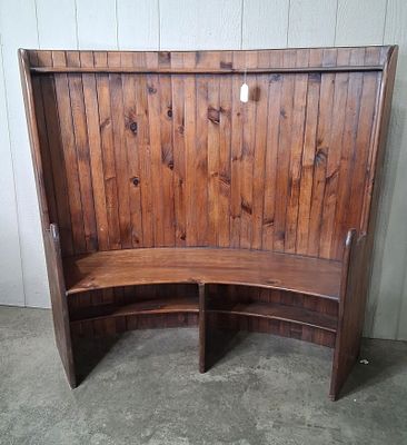 American Pine Curved High Back Settle Bench. Has a great look and in great condition! 58in wide 