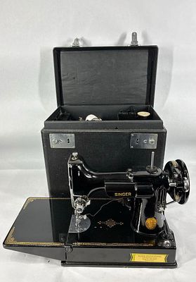 Singer featherweight sewing machine. Sewing Machine in nice clean condition and comes with 