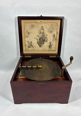 Mahogany Cased Regina Disc Music Box. Is in great clean condition and works as it should! 