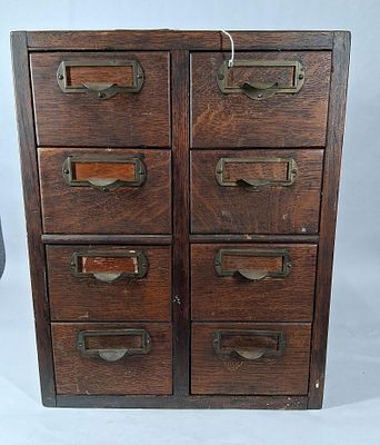 Globe Wernicke 8-drw Oak card catalog cabinet. Beautiful quartersawn Oak cabinet in as found 