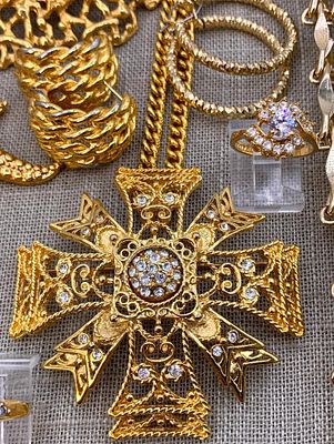 52 pc Vintage Kenneth J Lane, Trifari, Napier Bold Gold Designer Costume Jewelry Collection. Fant 