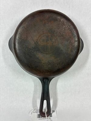 Griswold Small Block Logo Cast Iron No. 4 Skillet. Great overall condition