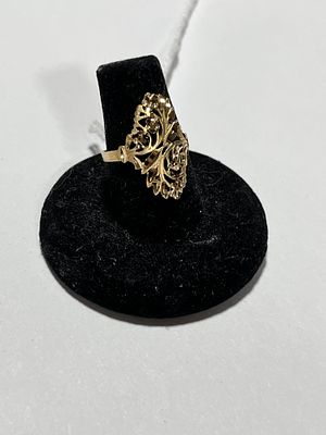 10K Gold Etched Openwork Ring. size 7.5. Weighs 2.1 grams.