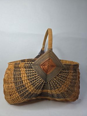 Large Amish signed hand made buttock basket. Great basket signed by Mahlon J Gingerich 16x22x20