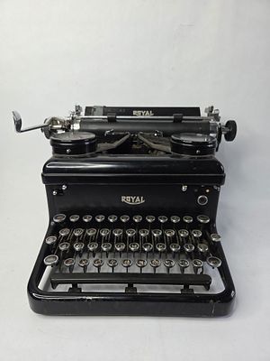 Royal manual typewriter. Tested and works good has some dust but should clean up nice kh-1841997