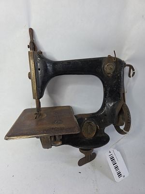 early 1900th Singer 24-14 sewing machine. Early model with chain stitch moving parts move freely 