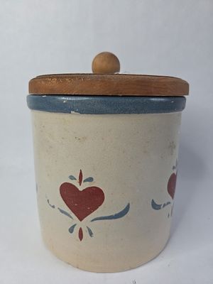 Crown 1 gal heart painted wooden lidded crock. No chips or cracks found 8 in dia and 9 in tall