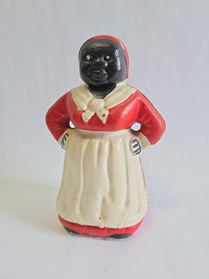 Cast iron black americana mammy coin bank. In good vintage condition 7.5 in tall