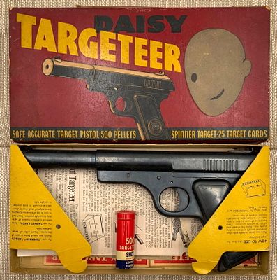 Vintage DAISY Manufacturing Targeteer Target Pistol, Spinner Target, Pellets, Target Cards and Box. 
