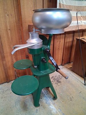 McCormick-Deering Hand-Crank Cream Separator. 29 in to top of horn. A vintage McCormick-Deering 