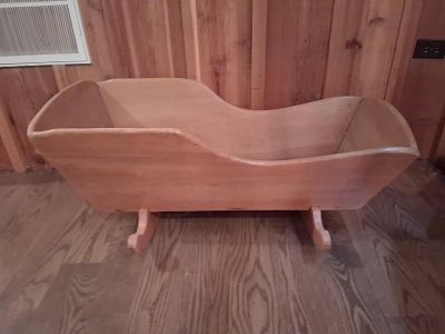 Early American Primitive Pine Sleigh Cradle. This antique primitive rocking cradle is 