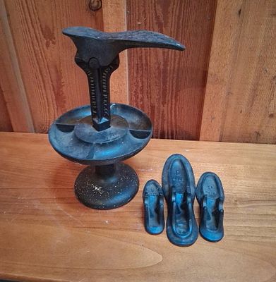 Enterprise Mfg Co Cast Iron Cobbler Stand & Lasts. Antique cast iron cobbler shoe repair stand 