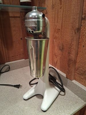 Hamilton Beach No. 10 Milkshake Mixer w/ Metal Cup. This vintage Hamilton Beach Model No. 10 