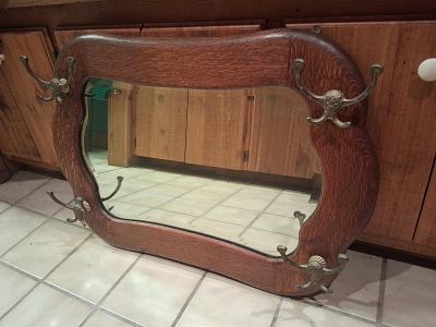 Arts & Crafts Quarter-Sawn Oak Beveled Hall Mirror. 23x 33. An American Arts and Crafts style 