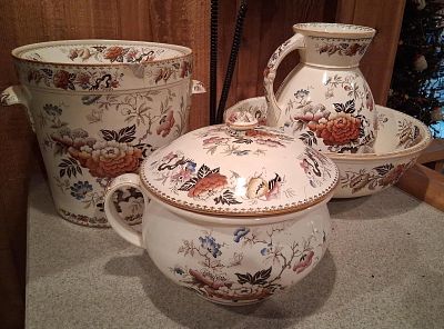 Villeroy & Boch Nelly Earthenware Washroom Set. This grouping of washroom ceramics is attributed 