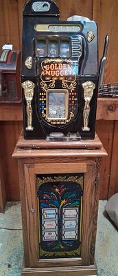 Mills 25 Cent Golden Nugget Slot Machine on Stand. has not been used in a while. Has key. Would 