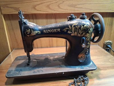 Singer Model 13-3 Industrial Sewing Machine Head. An antique Singer Model 13-3 sewing machine 