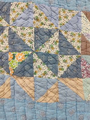 American Hand-Pieced & Quilted Patchwork Quilt. 70 x 80 A vintage American hand-pieced and 
