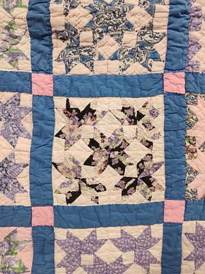 American Hand Quilted Cotton Star Patchwork Quilt. 60 x 70 A vintage American patchwork quilt 
