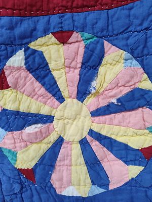 American Hand-Quilted Dresden Plate Quilt. 78 x 80 This is an American hand-pieced and 