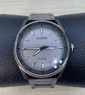 Fine Working Men's Citizen Gunmetal Stainless Steel Eco-Drive Bracelet Watch with Box. Powered 