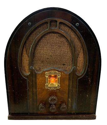 1930s PHILCO Model 89 Cathedral Baby Grand Style Tube Radio. Lights up when plugged in and hums 
