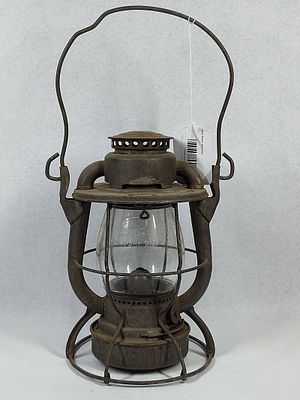 Dietz Vesta NY Central Railroad Lantern. 10 in. An antique Dietz Vesta railroad lantern 