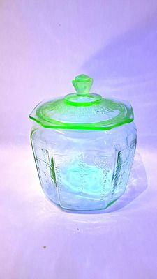 Anchor Hocking Princess Uranium Jar. 7 in tall no chips or cracks This is a machine-pressed 