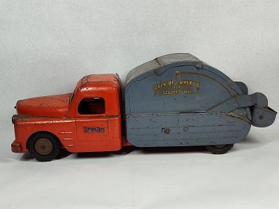 Structo International Harvester Truck. 21 inches. A pressed steel utility truck manufactured by 