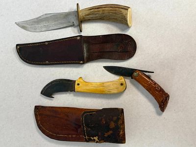 Trio Fixed & Fold Hunting Knives. A trio of hunting and utility knives consisting of two 