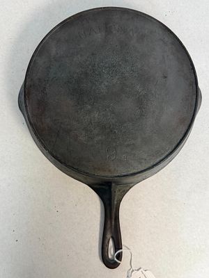 National Size 9 Cast Iron Skillet. A cast iron skillet of circular form featuring two lateral 